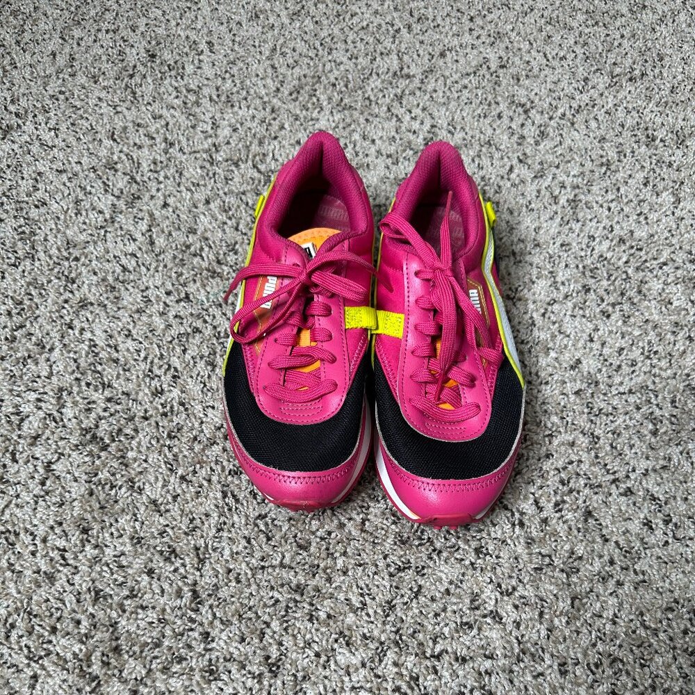 sports shoes  P U M A S